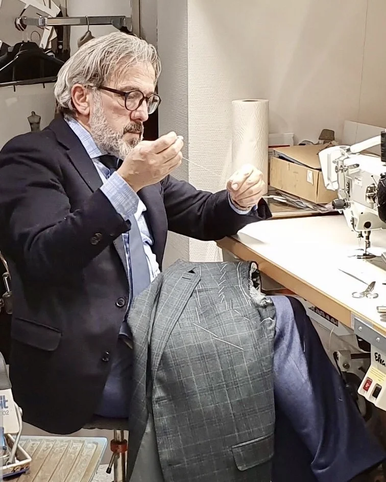 Meisterschneider Vincenzo Lucente bei der Arbeit